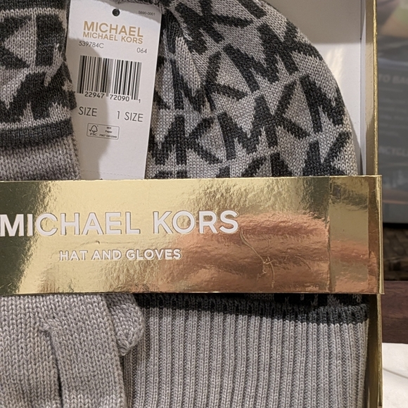 BRAND NEW IN BOX Michael Kors Gray logo BRAND NEW Hat And Gloves Set - Picture 4 of 4
